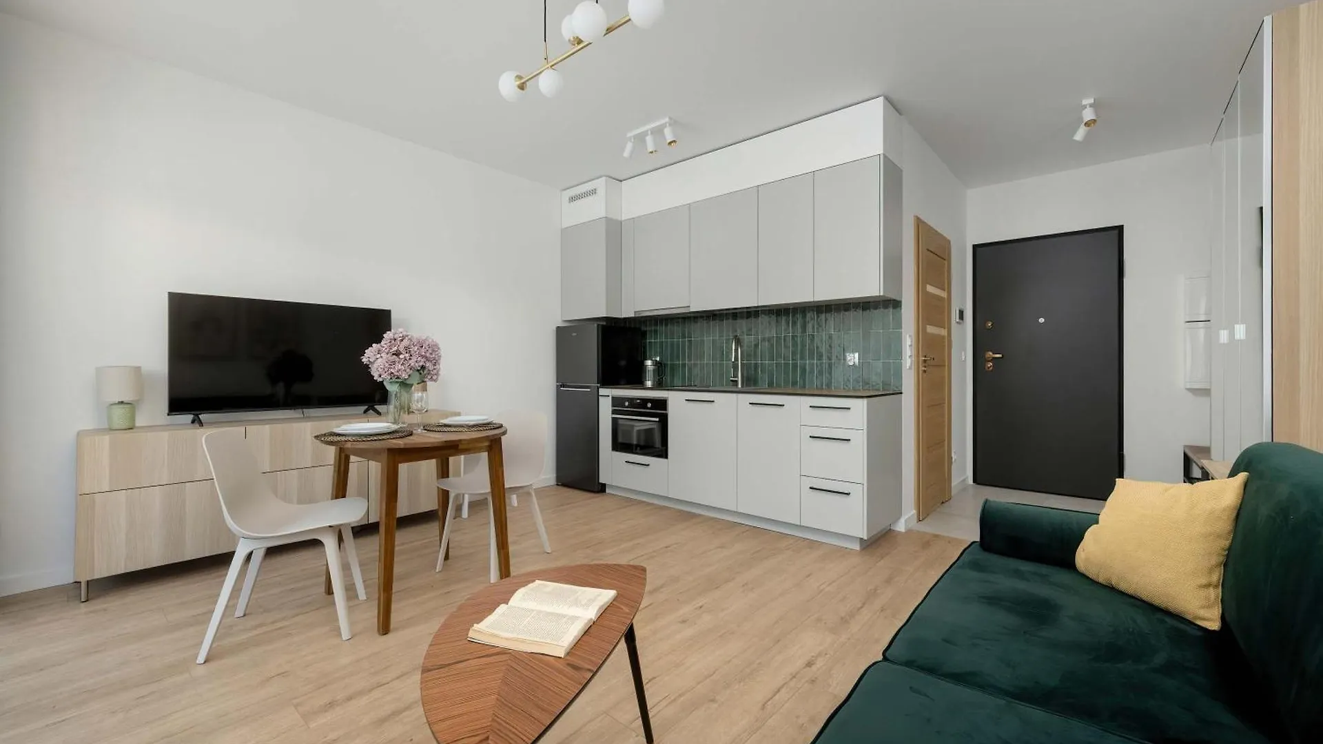 Stylish Apartments With Balcony & Parking In The Old Town Of Wroclaw By Noclegi Renters