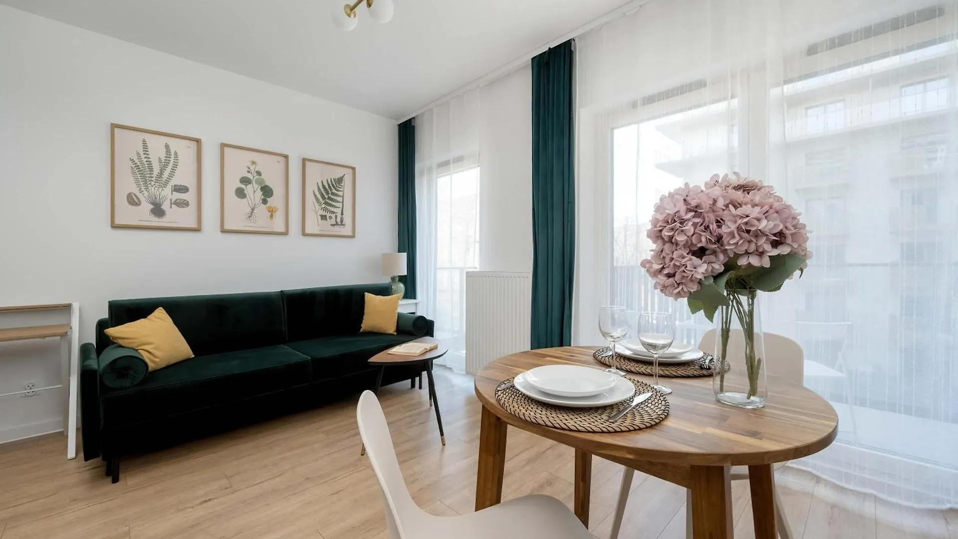 Stylish Apartments With Balcony & Parking In The Old Town Of Wroclaw By Noclegi Renters
