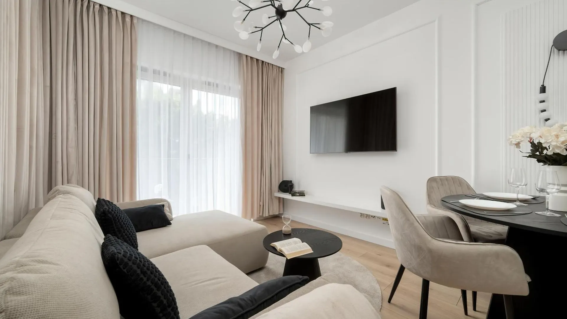 Stylish Apartments With Balcony & Parking In The Old Town Of Wroclaw By Noclegi Renters 0*,  Polen