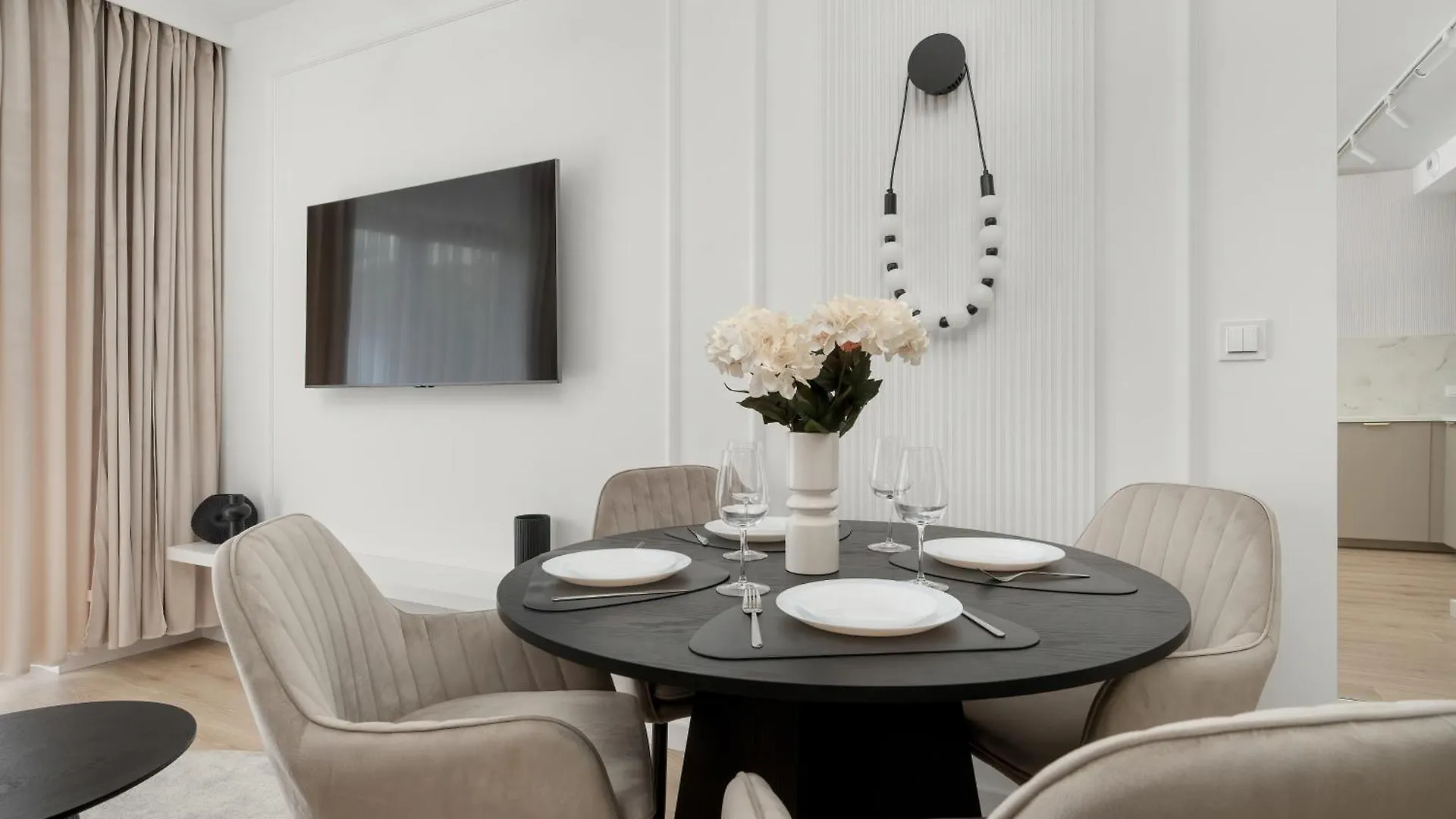 Stylish Apartments With Balcony & Parking In The Old Town Of Wroclaw By Noclegi Renters