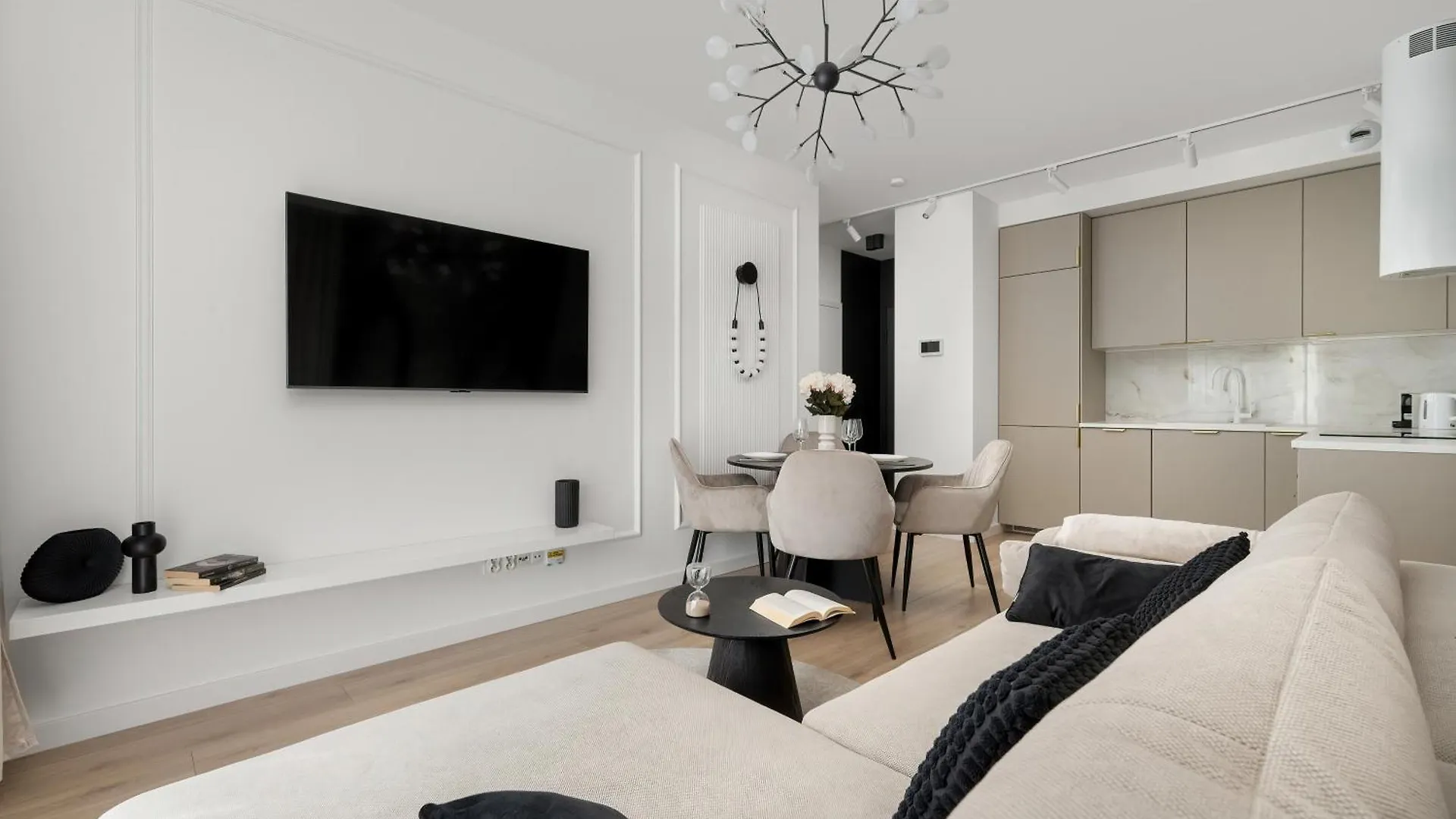 Stylish Apartments With Balcony & Parking In The Old Town Of Wroclaw By Noclegi Renters